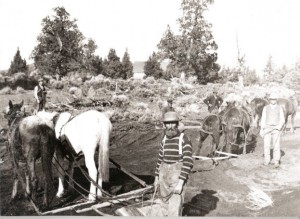 Construction of Pilot Butte Canal in 1904 (Image courtesy Deschutes Historical Society.)